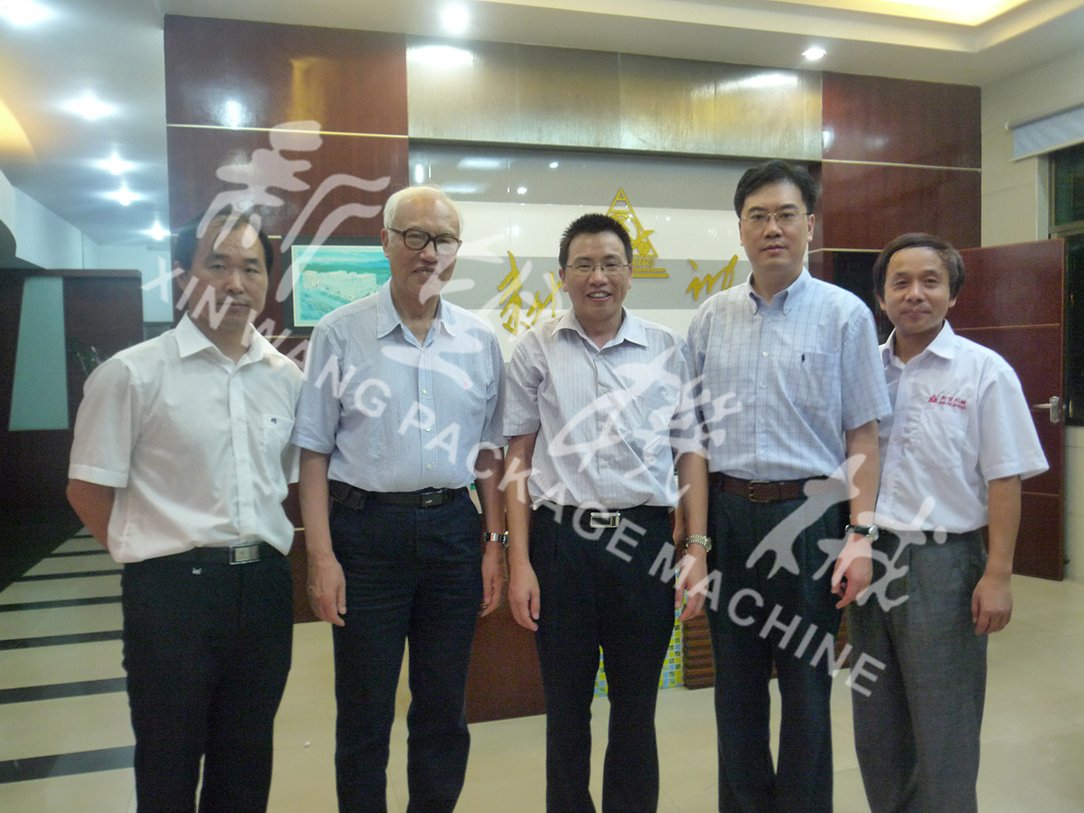 中國工程院院士段正澄、中國工程院院士、華中科技大學黨委書記邵新宇、廣東省智能機器人研究院院長張國軍一行蒞臨新望公司考察指導